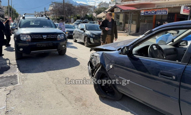 Σφοδρό τροχαίο στη Λαμία: Επιχείρησε προσπέραση σε κεντρικό δρόμο και προκάλεσε καραμπόλα