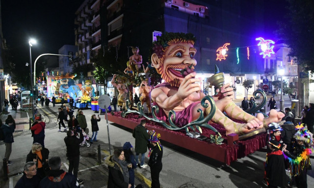 Πάτρα: Ξεκίνησε με νυχτερινή παρέλαση το εορταστικό τριήμερο του Καρναβαλιού