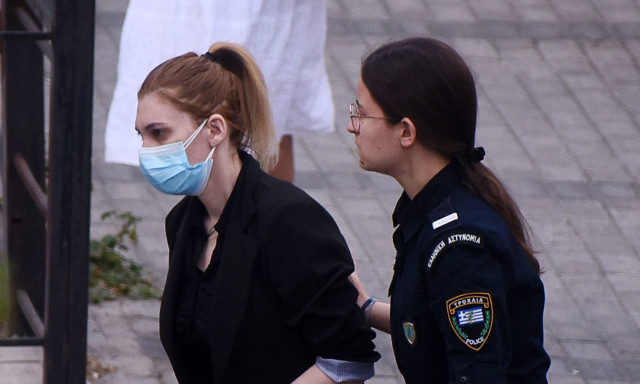 Ρούλα Πισπιρίγκου: Με μπαστούνι στο δικαστήριο η κατηγορούμενη παιδοκτόνος της Πάτρας