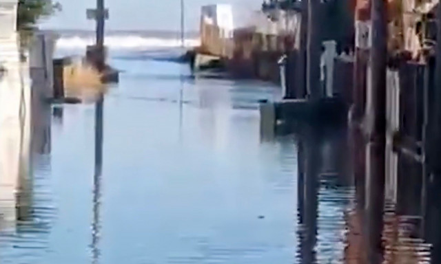 Λάρισα: Η θάλασσα βγήκε στη στεριά στα Μεσάγκαλα - Βίντεο