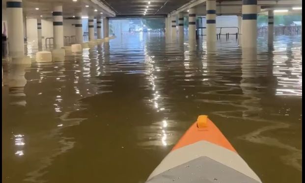 Γαλλία: Πολίτης έκανε «βαρκάδα» με καγιάκ σε πλημμυρισμένο εμπορικό κέντρο - Βίντεο