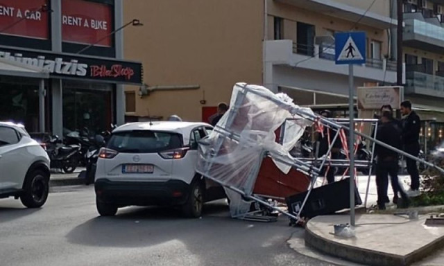 Ρέθυμνο: Μεταλλική σκαλωσιά έπεσε επάνω σε διερχόμενο όχημα