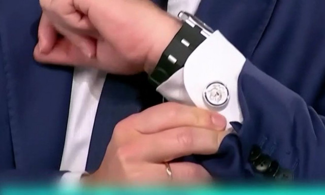 Τα μανικετόκουμπα του Άδωνι Γεωργιάδη στη Νίκαια: «Όταν πας στον Δράκουλα δεν έχεις Σταυρό;»