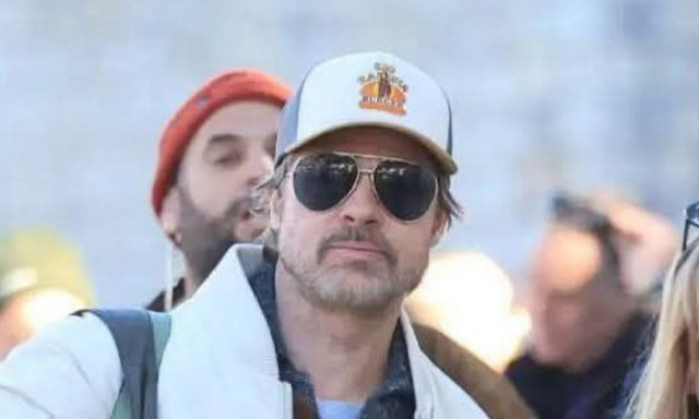 Ο Μπραντ Πιτ στην Ύδρα: Περπάτησε στο λιμάνι και χαιρέτησε όσους συνάντησε