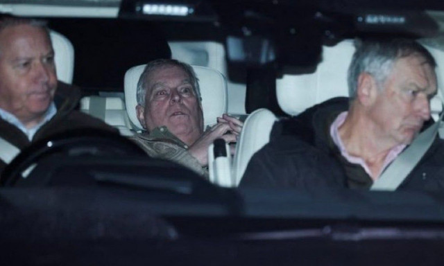 Σύλληψη Άντριου: Η φωτογραφία της πτώσης του πρώην «πρίγκιπα Playboy» που κάνει τον γύρο του κόσμου