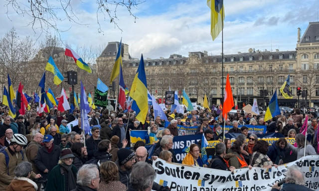 Γαλλία: Διαδήλωση υπέρ της Ουκρανίας για τη συμπλήρωση τεσσάρων ετών από την έναρξη του πολέμου