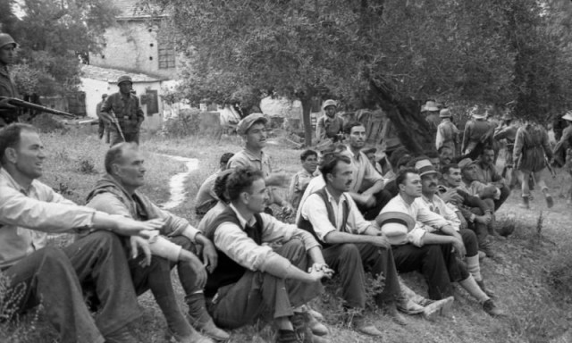 Φωτογραφίες Καισαριανής: Το μυστήριο των ναζί φωτογράφων - Τι «αποκαλύπτει» η Σφαγή στο Κοντομαρί