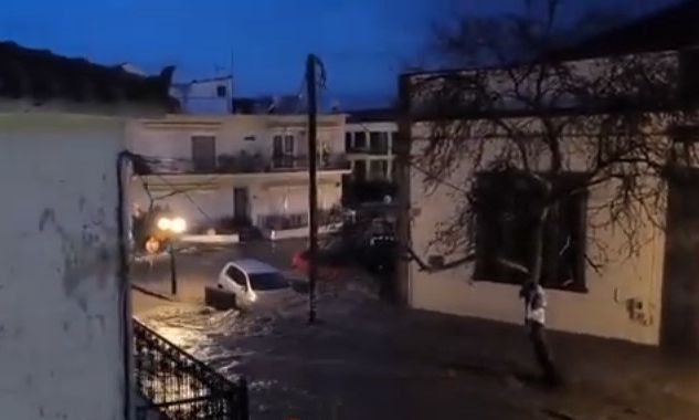 Κακοκαιρία στη Λήμνο: 112 για περιορισμό των μετακίνησεων – Αυτοκίνητα κάτω από τα νερά στην πόλη