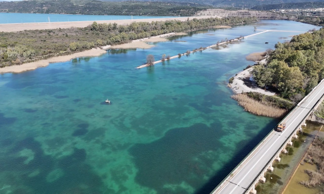 Αχέλωος: Εντυπωσιακές εικόνες από την υπερχείλιση στο Φράγμα Καστρακίου