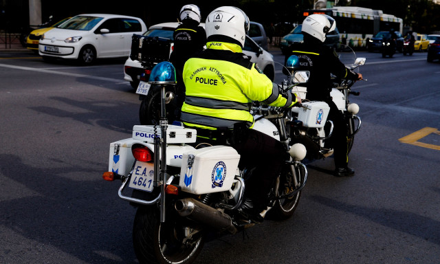 Θεσσαλονίκη: «Έσπασε» τα κοντέρ και συνελήφθη – Έτρεχε με 186 χιλιόμετρα σε δρόμο με όριο τα 90