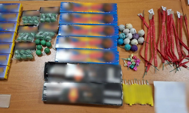 Σάμος: «Οπλοστάσιο» παράνομων βεγγαλικών εντοπίστηκαν σε οικία - Χειροπέδες σε μία ημεδαπή