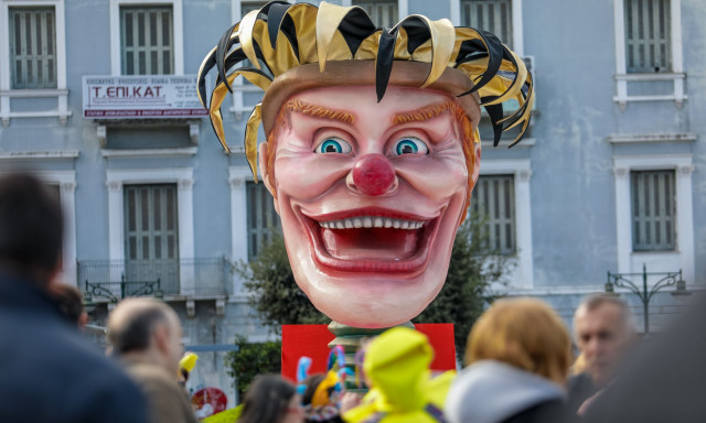 Πατρινό καρναβάλι: Απόψε η παρέλαση των αρμάτων - Αύριο 50.000 καρναβαλιστές στους δρόμους