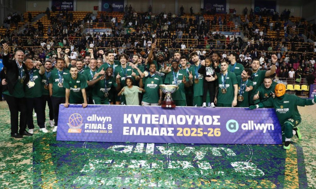 Final 8: Το 22ο στον Κρητικό ουρανό για τον Παναθηναϊκό – Η απονομή του Κυπέλλου, γιούχα σε Λιόλιο