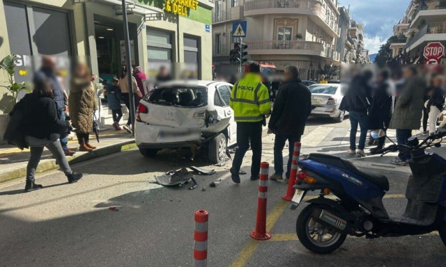 Τροχαίο στο Αγρίνιο: Αυτοκίνητο προσέκρουσε σε τρία οχήματα προτού συγκρουστεί σε δέντρο - Βίντεο