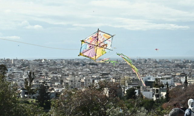 Καθαρά Δευτέρα: Φτιάξτε τον δικό σας παραδοσιακό, εξάγωνο χαρταετό - 4 απλά βήματα