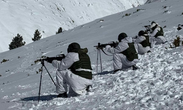 Εντυπωσιακές φωτογραφίες και βίντεο από τη χειμερινή εκπαίδευση της ΣΜΥ στα χιόνια