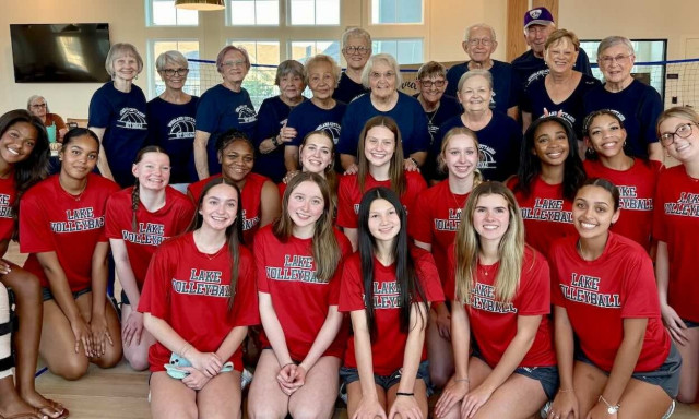 Όταν το «βόλεϊ σε καρέκλα» γεφυρώνει δύο γενιές - Η απρόσμενη φιλία μεταξύ εφήβων και ηλικιωμένων