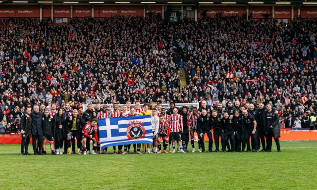 Η Σέφιλντ Γιουνάιτεντ δεν ξέχασε τον Τζορτζ Μπάλντοκ, πανηγυρίζοντας με ελληνική σημαία