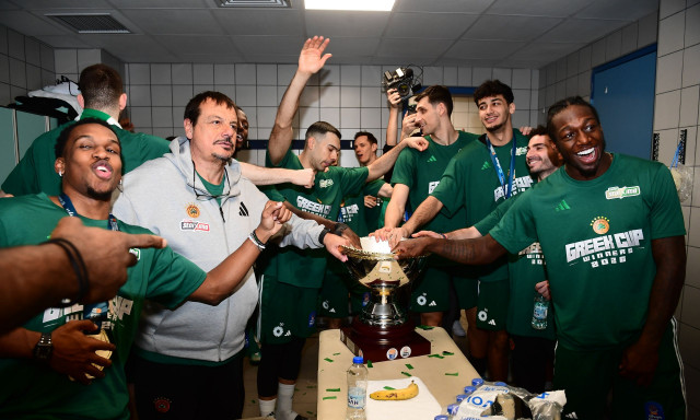 Παναθηναϊκός: Συγκινητικός Σλούκας - Αφιέρωσε το Κύπελλο στον Αταμάν για την απώλεια της μητέρας του