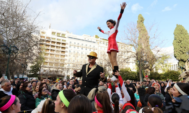 Σε καρναβαλικούς ρυθμούς «χόρεψε» και η Αθήνα - Γλέντι στην πλατεία Συντάγματος