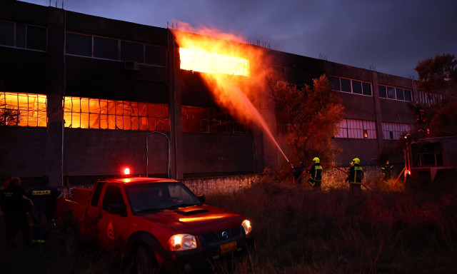 Φωτιά στα Σπάτα: Επεκτάθηκε και σε διπλανό κτίριο - Ενισχύθηκαν οι πυροσβεστικές δυνάμεις