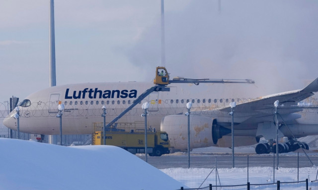 Χιονοκαταιγίδα και χάος στο Μόναχο: 500 επιβάτες διανυκτέρευσαν μέσα σε αεροπλάνα