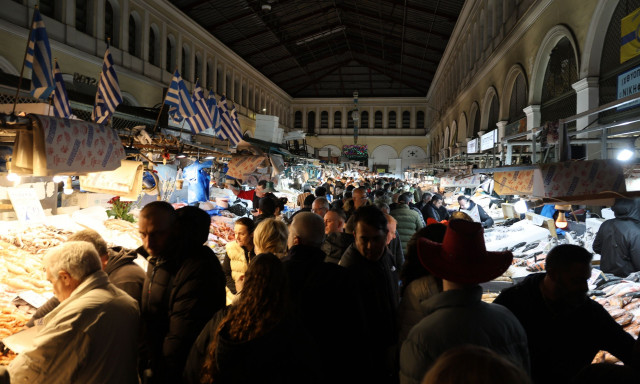 Κοσμοσυρροή στη Βαρβάκειο: Ανοιχτή μέχρι το πρωί η αγορά για την Καθαρά Δευτέρα