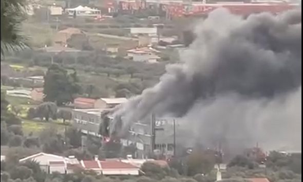 Συναγερμός στα Σπάτα για φωτιά σε αποθήκη γνωστής εταιρείας αθλητικών ειδών - Βίντεο