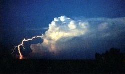 «Κεραυνός εν αιθρία»: Πότε συμβαίνει το επικίνδυνο φαινόμενο - «Μπορεί να χτυπήσει 30 χιλιόμετρα μακριά από την καταιγίδα»