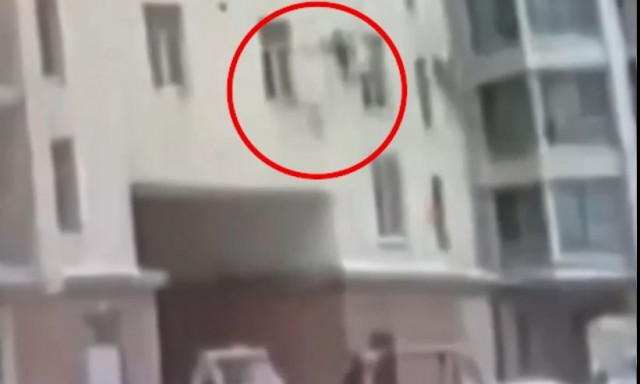 Αγία Πετρούπολη: Θυρωρός έσωσε παιδί που έπεσε από τον 7ο όροφο πολυκατοικίας - Βίντεο