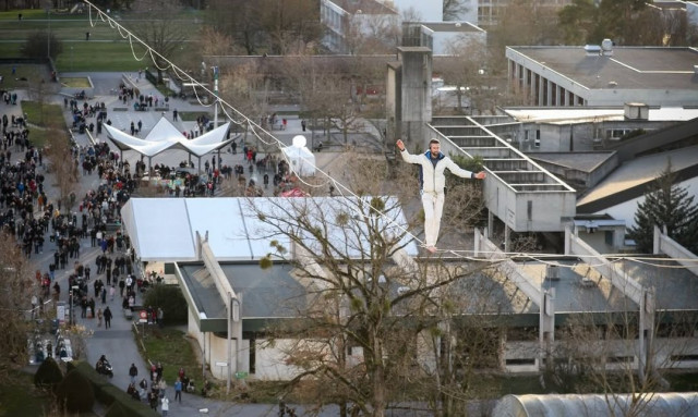 Ελβετία: Αθλητής διέσχισε 667 μέτρα σε σκοινί πάνω από τη Γενεύη - Εικόνες που «κόβουν» την ανάσα