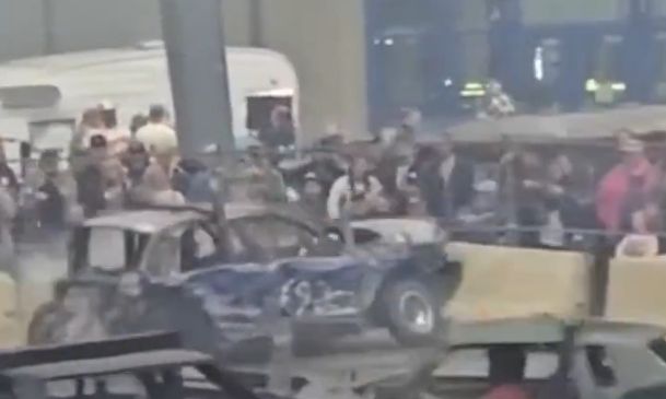 ΗΠΑ: Η στιγμή που αγωνιστικό αυτοκίνητο πέφτει πάνω σε θεατές - Ένας τραυματίας