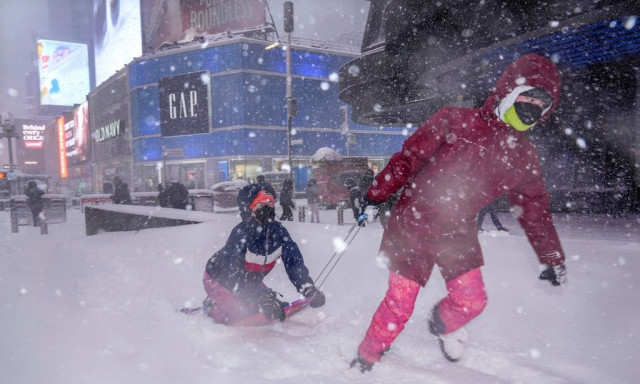 Σφοδρή χιονοθύελλα στις ΗΠΑ: Χιλιάδες ακυρώσεις πτήσεων και 650.000 νοικοκυριά χωρίς ρεύμα