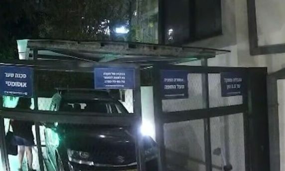 Παρ’ ολίγον τραγωδία στο Τελ Αβίβ: Βλάβη σε ρομποτικό πάρκινγκ «παγιδεύει» ένοικο