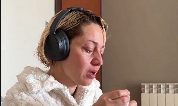 Klavdia: Ξεσπά σε κλάματα η μητέρα της στο πρώτο άκουσμα του νέου της τραγουδιού - Βίντεο