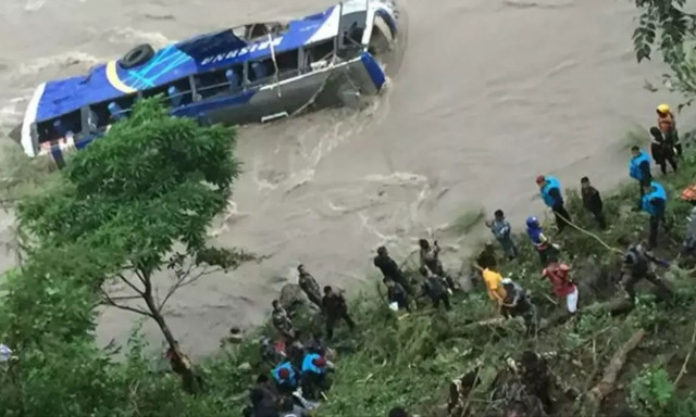 Τραγικό ατύχημα στο Νεπάλ: Λεωφορείο έπεσε σε ποτάμι, 17 νεκροί