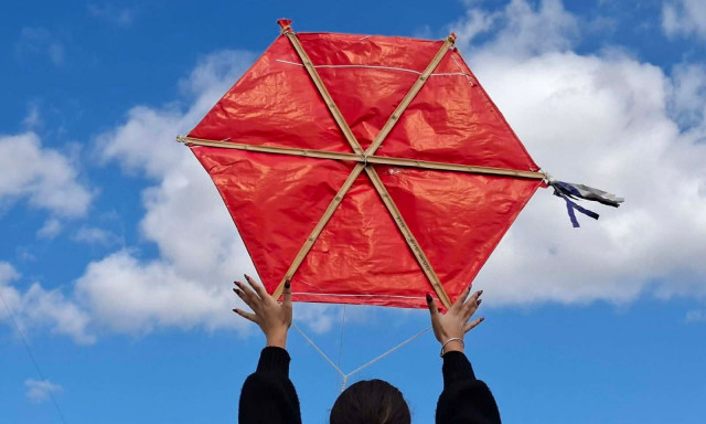 Καθαρά Δευτέρα στην Αττική: Γιορτινή ατμόσφαιρα από τον Λόφο Φιλοπάππου έως την Ανάβυσσο