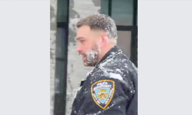 «Ενέδρα» σε αστυνομικούς της Νέας Υόρκης - Δέχθηκαν επίθεση με χιονόμπαλες