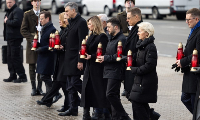 Ουκρανία: Με τους Ευρωπαίους ηγέτες στο πλευρό του ο Ζελένσκι προσευχήθηκε για το θύματα του πολέμου