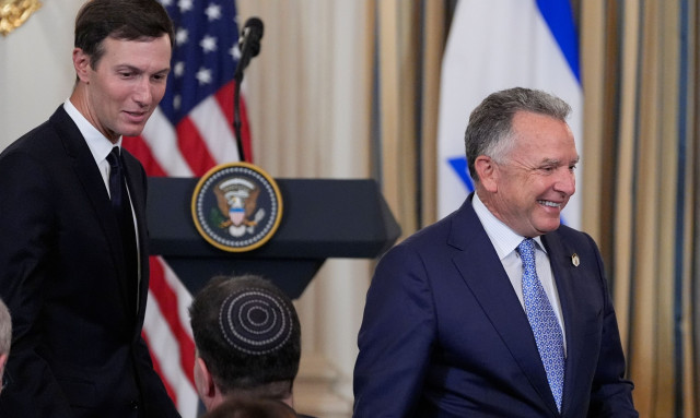 Guardian: Κουσνέρ και Γουίτκοφ θα βοηθήσουν στην τελική απόφαση για την επίθεση στο Ιράν