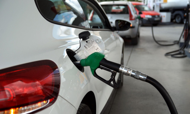 Γιατί η κυβέρνηση κρατά «φρένο» σε νέο fuel pass και power pass