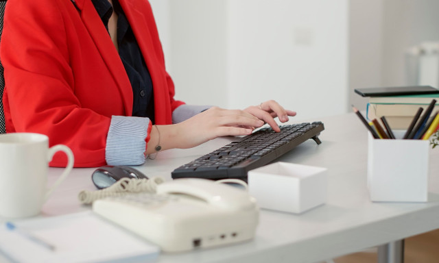 Τέσσερις στους δέκα εργαζόμενους στην Ελλάδα δεν αξιολογούνται ούτε επιμορφώνονται