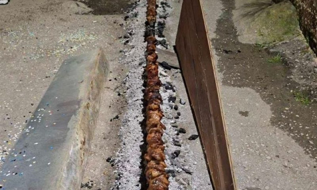 Το κοντοσούβλι των 100 μέτρων που έγινε viral – Χρειάστηκαν 200 κιλά κρέας!