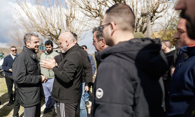 Μητσοτάκης σε αγρότες στις Φέρες: «Δεν θέλουμε να τρέχετε πίσω από το κράτος»
