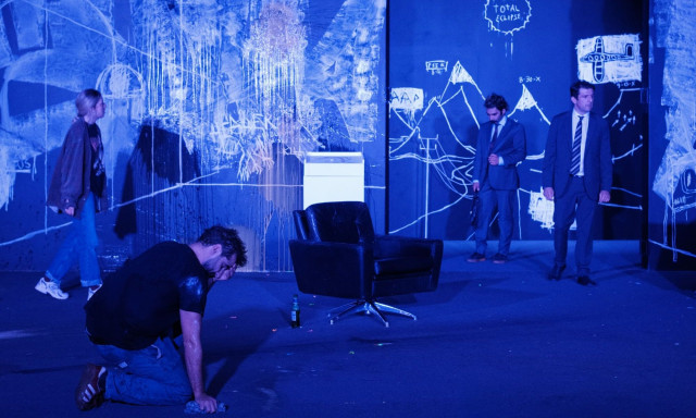 Θέατρο του Νέου Κόσμου: «Εχθρός του Λαού» - Τελευταίες παραστάσεις για το σπουδαίο θεατρικό γεγονός