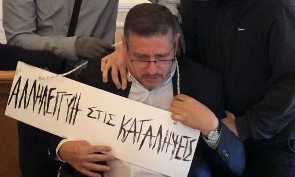 ΑΣΟΕΕ: Η κατάθεση του πρύτανη για τη διαπόμπευση - «Με κρατούσαν και έβαλαν την ταμπέλα με τη βία»