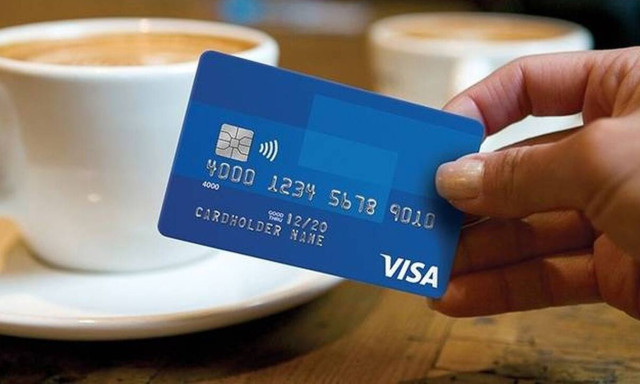 Με κάρτα πληρώνουν και οι μικρομεσαίοι: 1 στις 2 επιχειρήσεις καλύπτουν δαπάνες με πλαστικό χρήμα