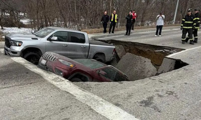 ΗΠΑ: Δρόμος «κατάπιε» δύο οχήματα που ήταν σταματημένα σε φανάρι στη Νεμπράσκα - Βίντεο