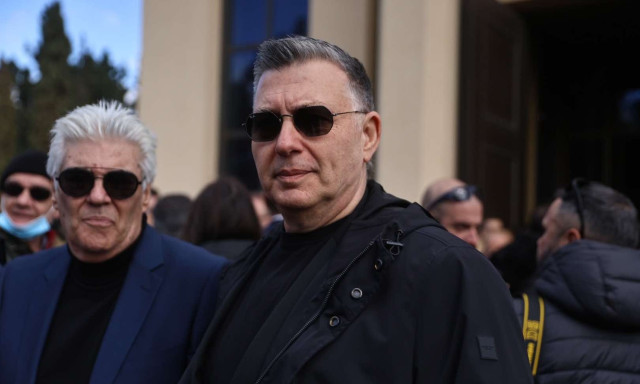 Νίκος Μακρόπουλος: Στο νοσοκομείο με πνευμονία ο τραγουδιστής