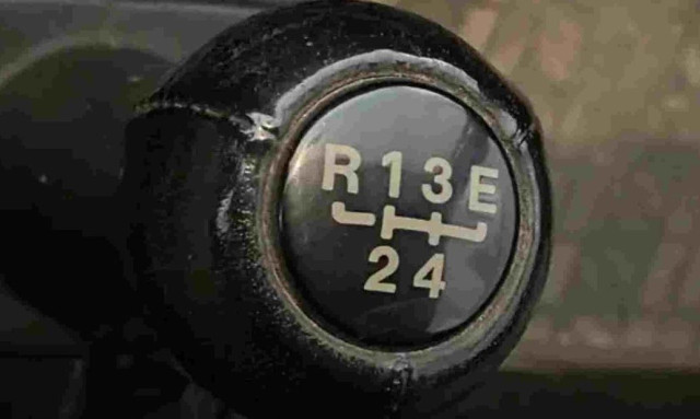 Τι στα αλήθεια σημαίνει το «Ε» στον λεβιέ ταχυτήτων των παλαιότερων αυτοκινήτων